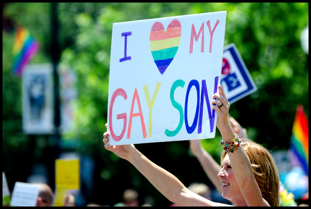 mamá-hijo-marcha-gay
