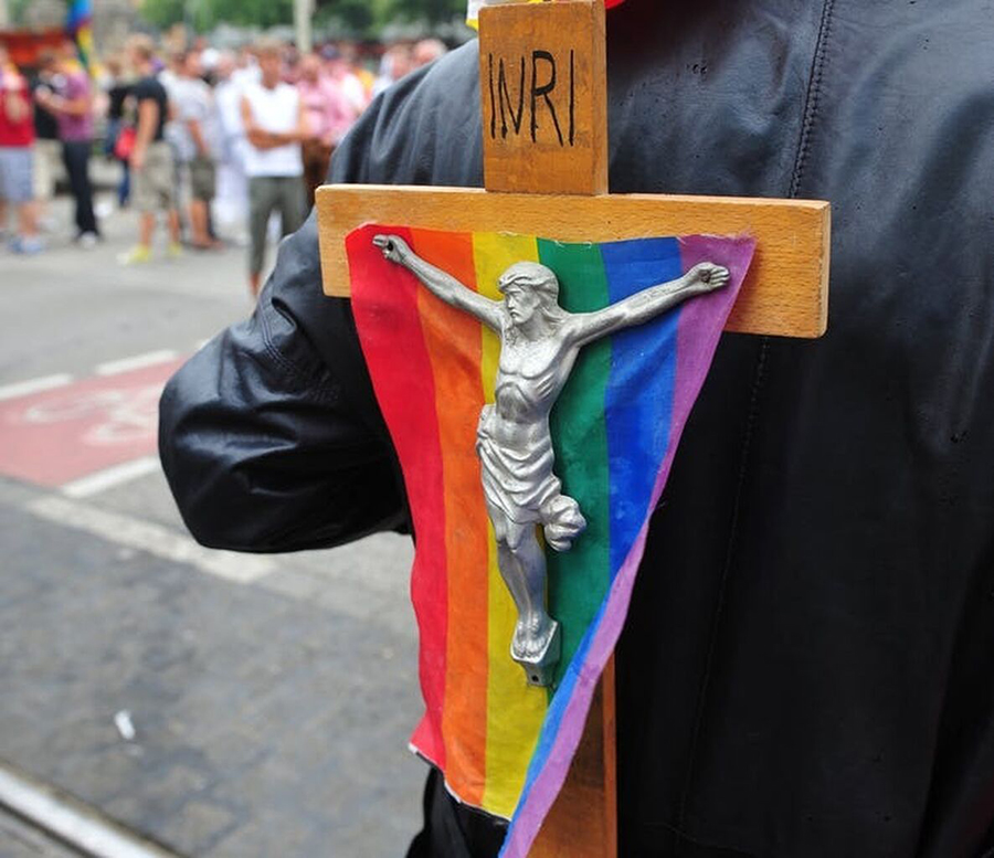 cristo cruz orgulo lgbt