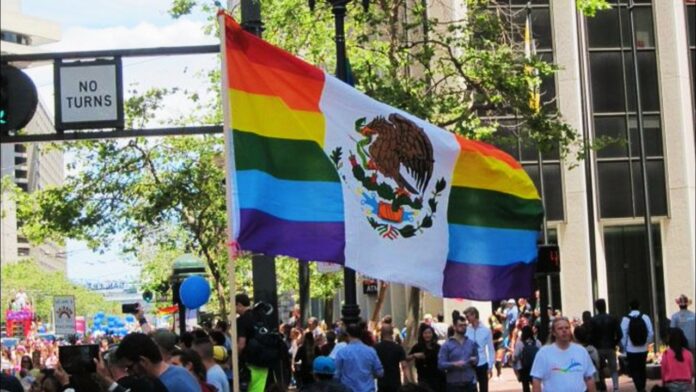 Ponerle colores LGBT+ a la bandera de México es delito