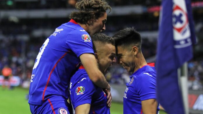 Cruz Azul hace intervención de su logo con bandera LGBT+