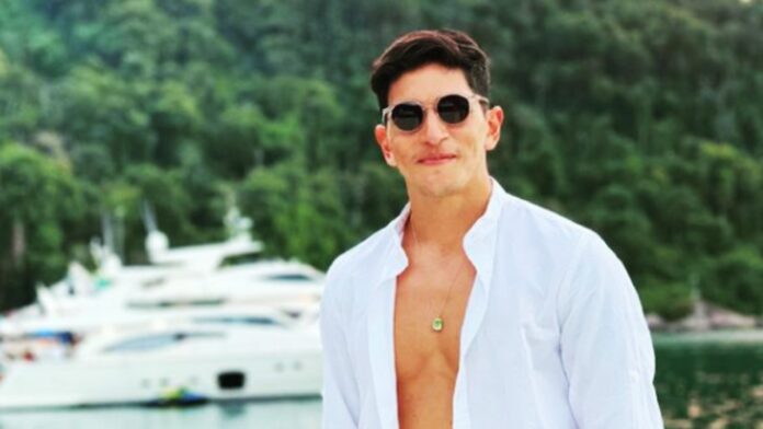 Germán Cano saca bandera LGBT+ en partido