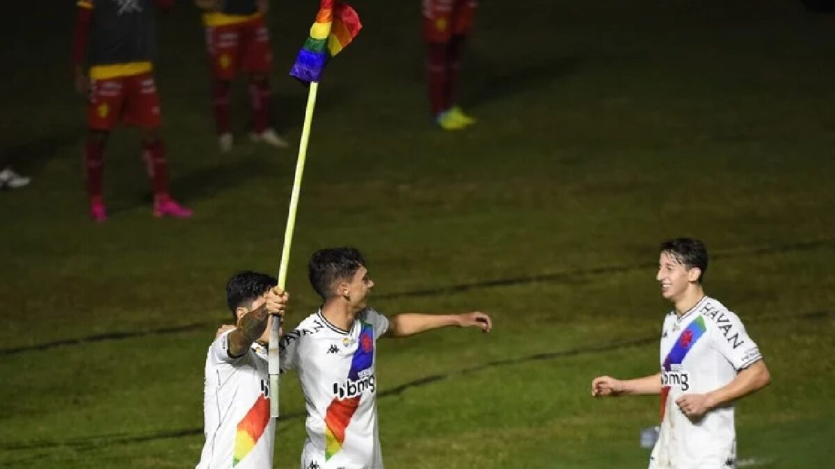 Germán Cano con bandera LGBT+