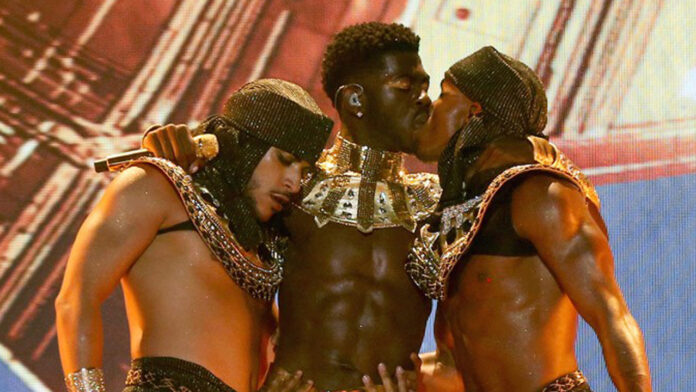 Lil Nas X beso bailarín BET Awards 2021