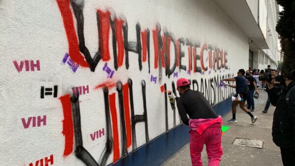 Protesta frente a Fiscalía CDMX por delito 'peligro de contagio'