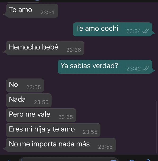 Chica sale del clóset con su papá