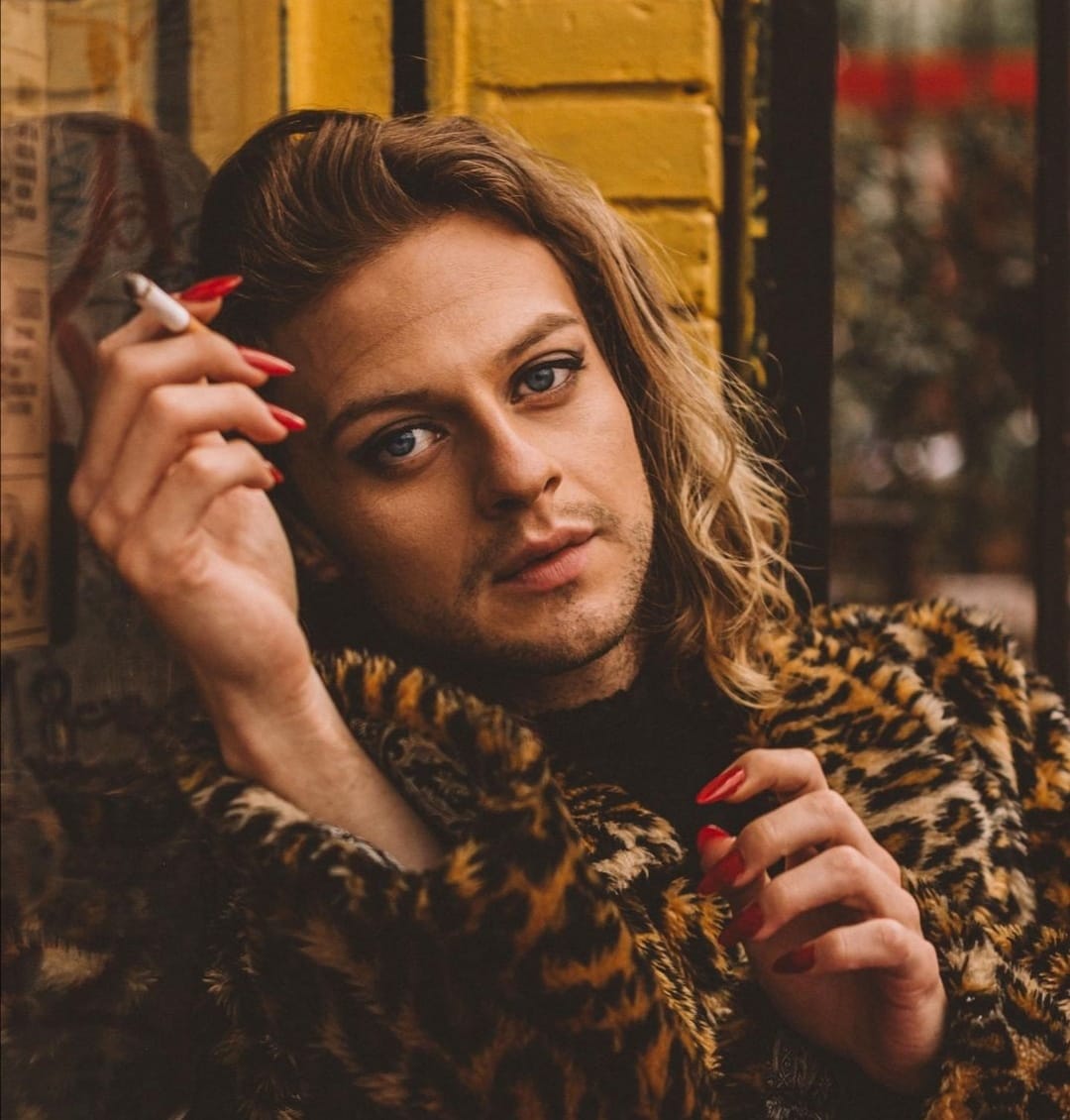 Santiago Felipe Gómez es una de las celebridades latinas que salieron del clóset en 2021