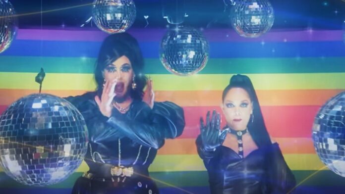 Tatiana hace dueto con drag queen y defiende a la comunidad LGBT+