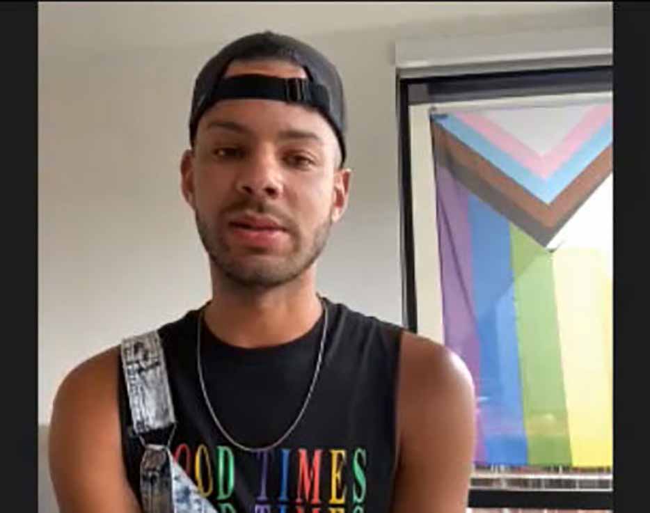 adolescente amenaza a hombre con machete en Marcha del Orgullo