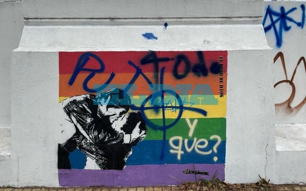 Reacción homofóbica al mural del beso de Maradona