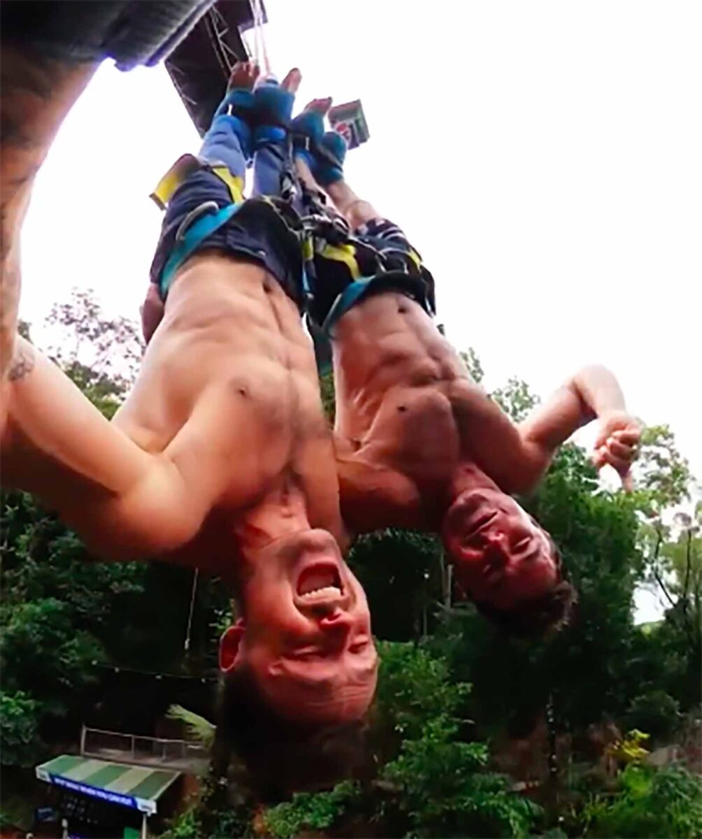 Zac y Dylan Efron bungee abs