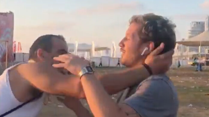 Beso reportero Alan Kronik Marcha LGBT+ Israel