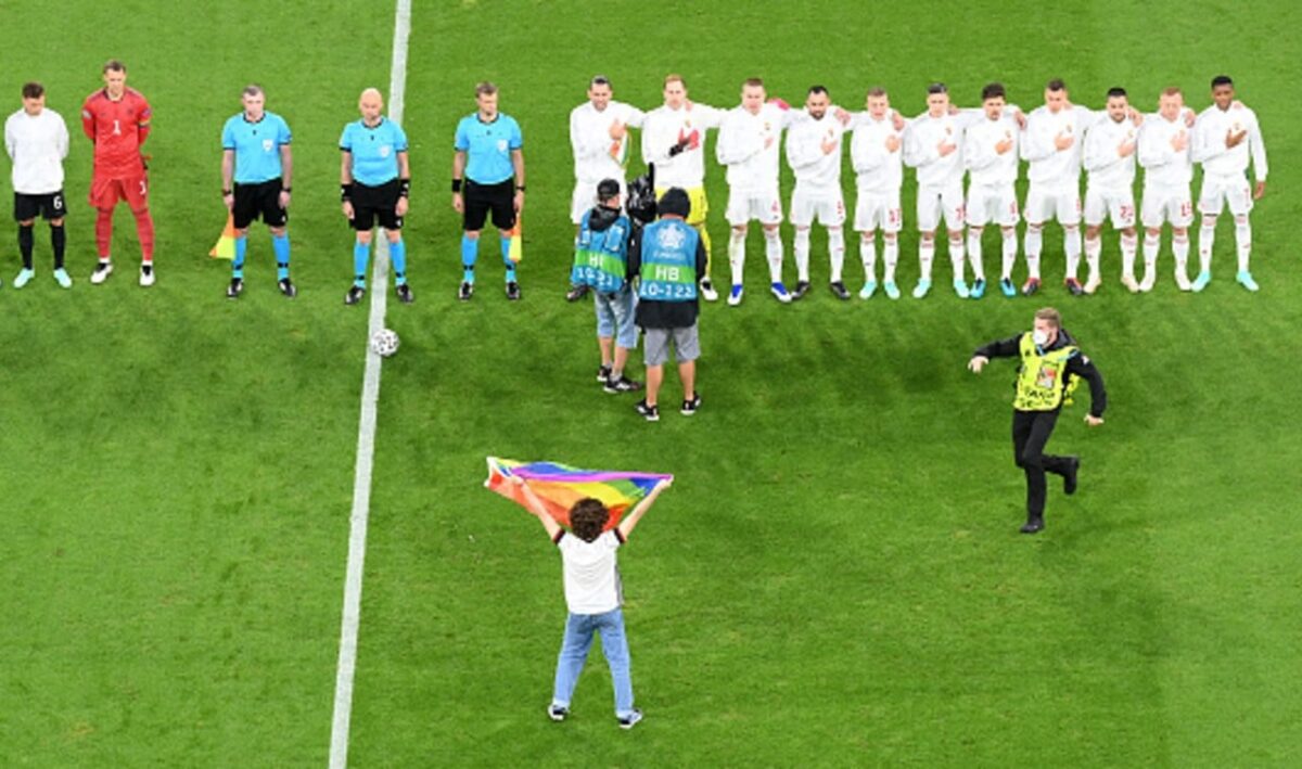 Hombre con bandera LGBT+ en estadio de Múnich