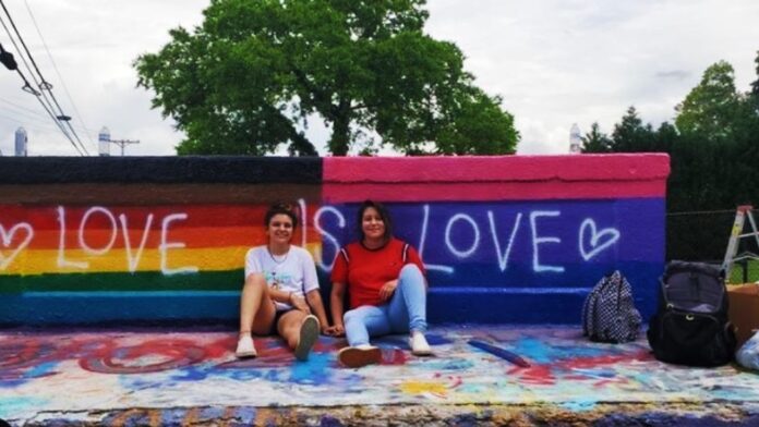 Pareja lésbica mexicana pinta bandera LGBT+ y racista las insulta