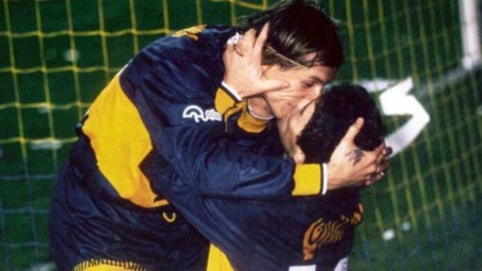 Convierten en mural LGBT+ beso entre Maradona y Caniggia