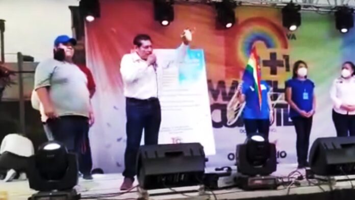 Comunidad LGBT+ abuchea a candidato del PAN en Cuautla