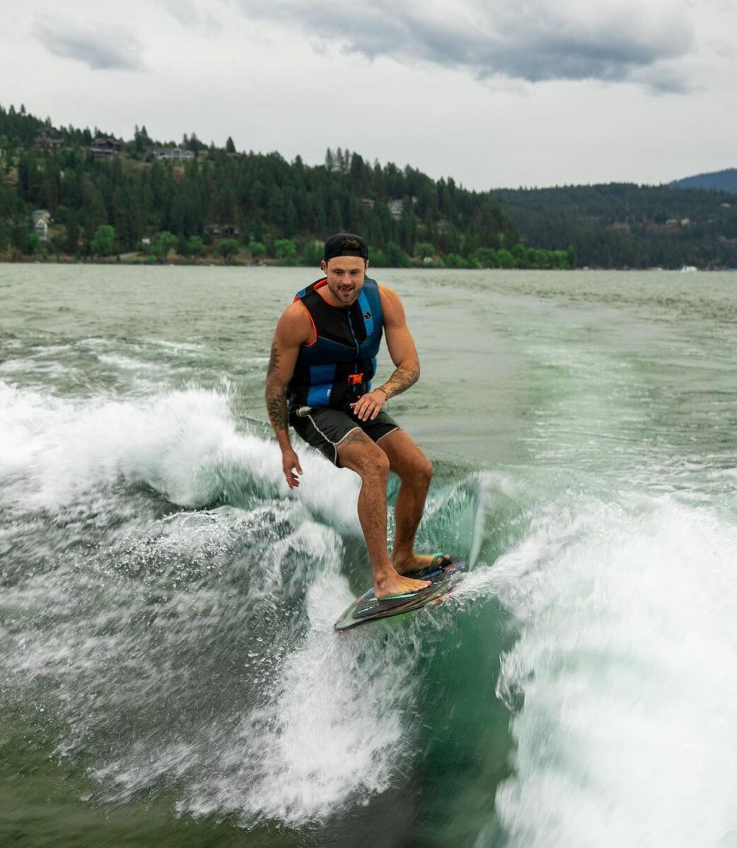 Celebridad surfeando