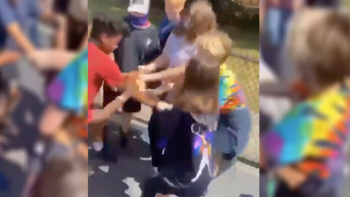 golpean niñe no binarie Leo escuela Florida bandera LGBT