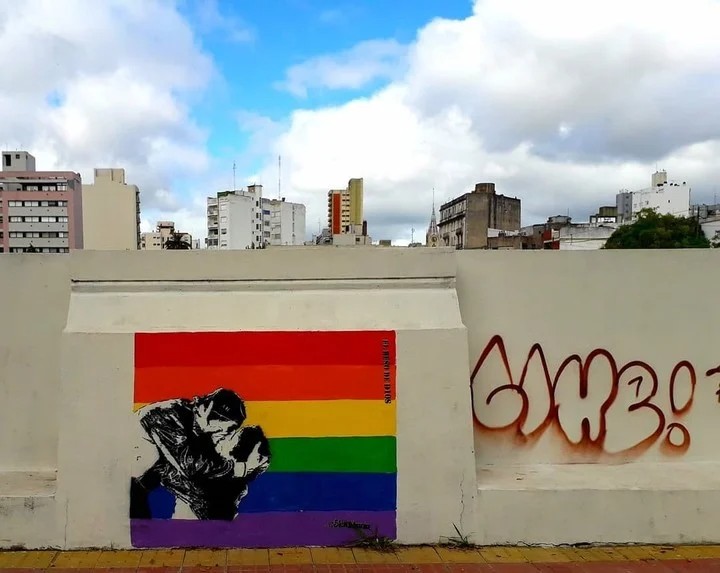 Mural LGBT+ plasma beso de Maradona con Caniggia