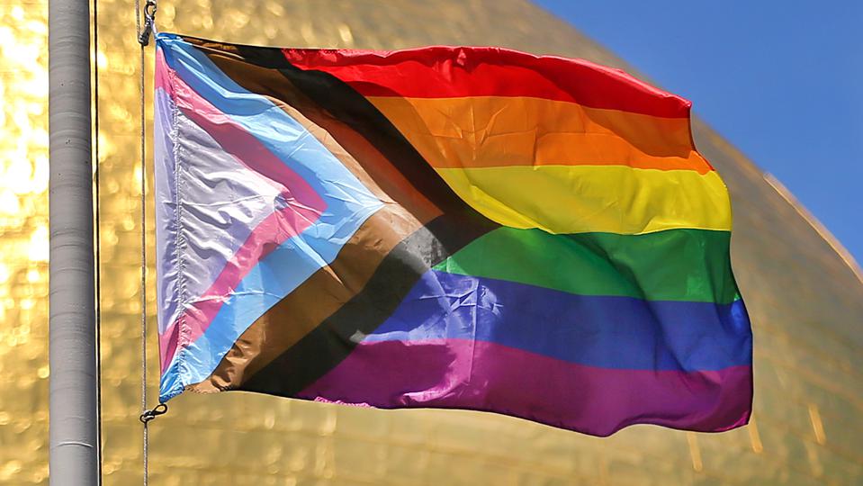 Todo sobre la nueva bandera LGBT+ y su significado Homosensual