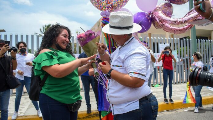 pareja-lesbica-sinaloa pareja lésbica de Sinaloa celebra aprobación de matrimonio igualitario