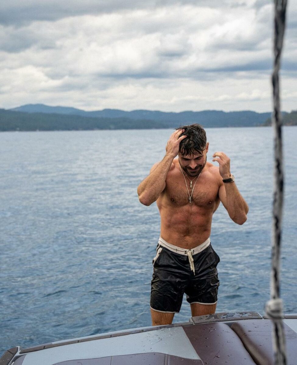 Zac Efron sin playera foto en lago en traje de baño