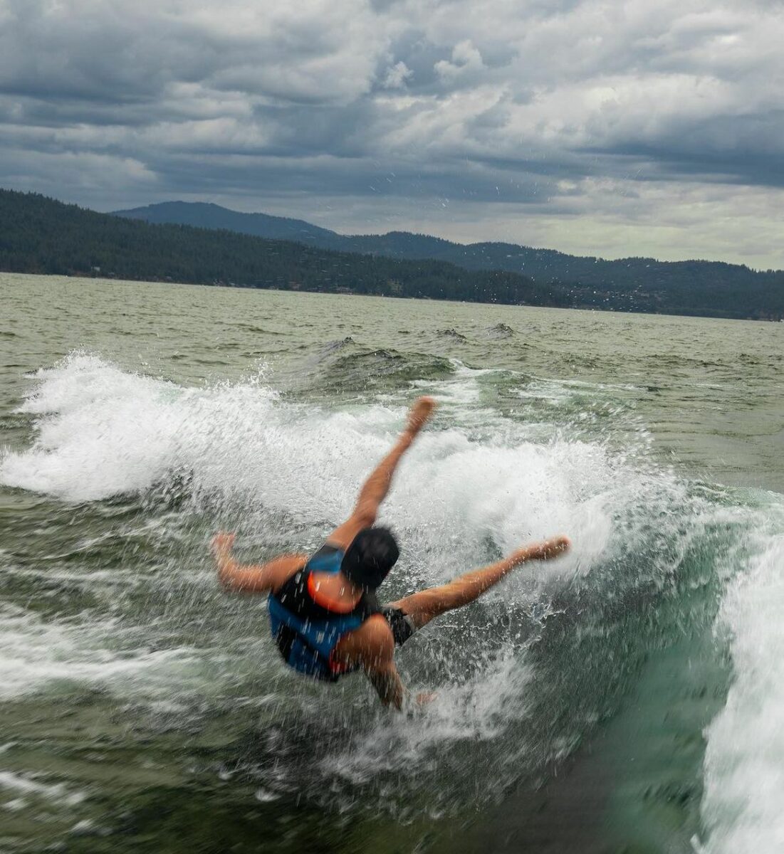 Zac Efron caída practicando surf