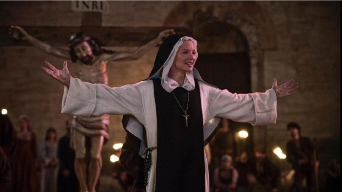 La película Benedetta trata sobre una monja lesbiana del siglo XVII
