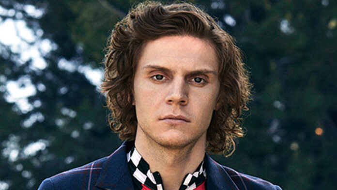 Evan Peters como Jeffrey Dahmer