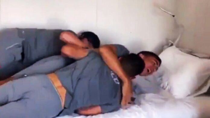 Atletas mexicanos Jesús Angulo, Jesús Esquivel y Adrián Mora prueban camas antisexo