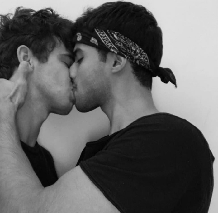 beso gay chicos latinos