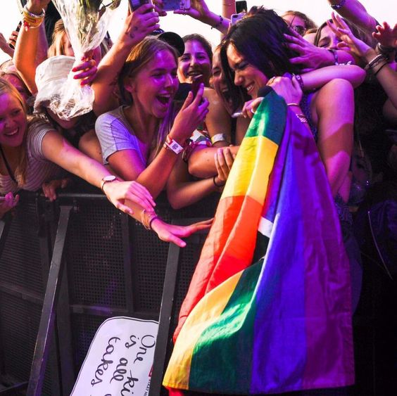 dua lipa lgbt bandera