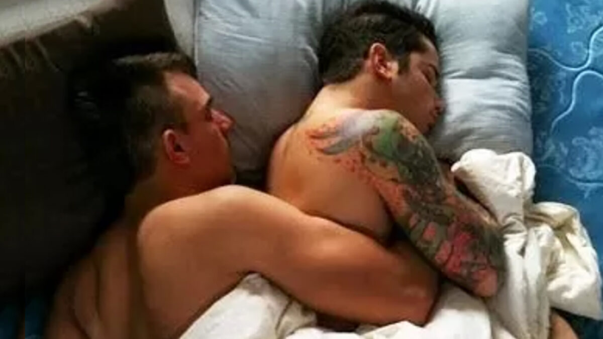 Hombres hetero besos cuchareo amigos