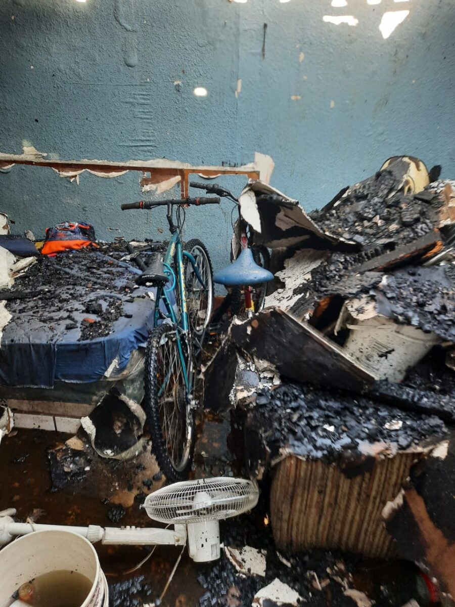 interior albergue refugio de migrantes escombros