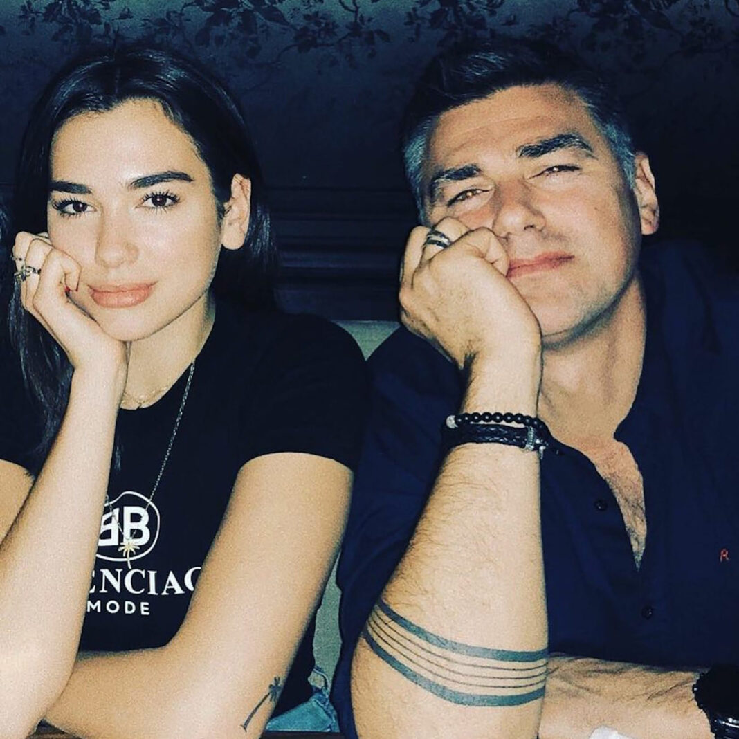 Papá de Dua Lipa roba suspiros a fans Homosensual
