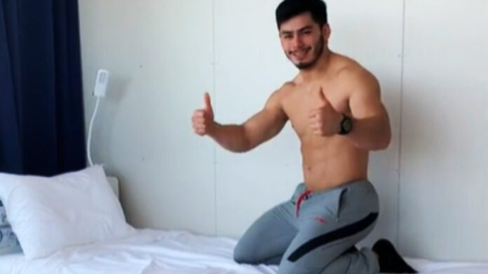 Pesista mexicano Jorge Adán Cárdenas prueba camas antisexo de los Juegos Olímpicos