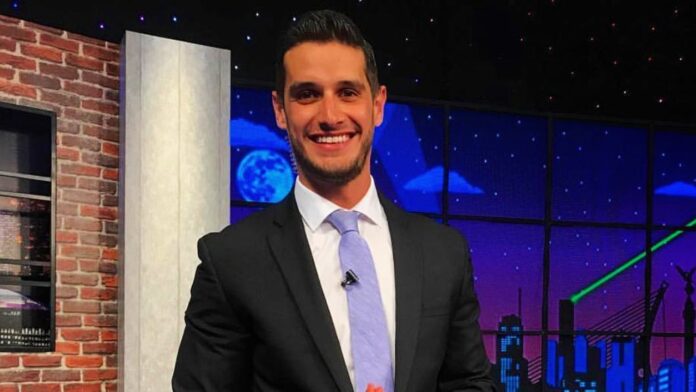 Presentador de Multimedios Adrián Marcelo se burla de compañere Andra