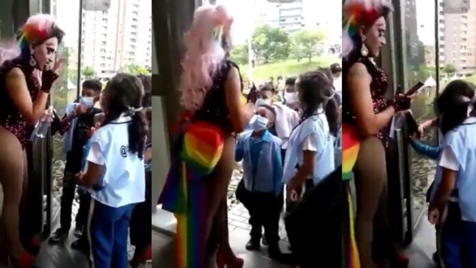Niños saludan a drag queen Xenti en Medellín