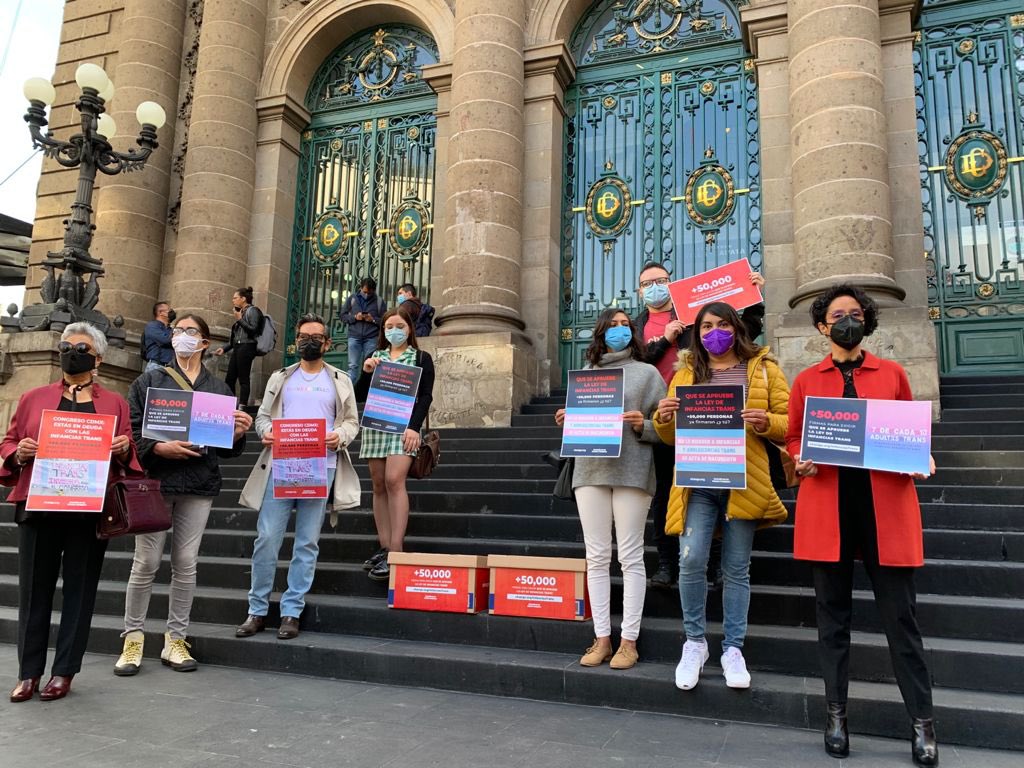 Firmas a favor de la ley de infancias trans