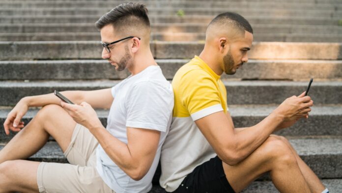 Personas-usando-Twinder Twinder te ayuda a ligar en Twitter