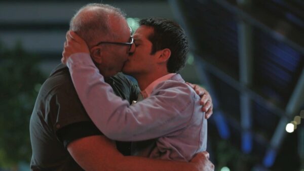 beso gay Dylan O'Brien