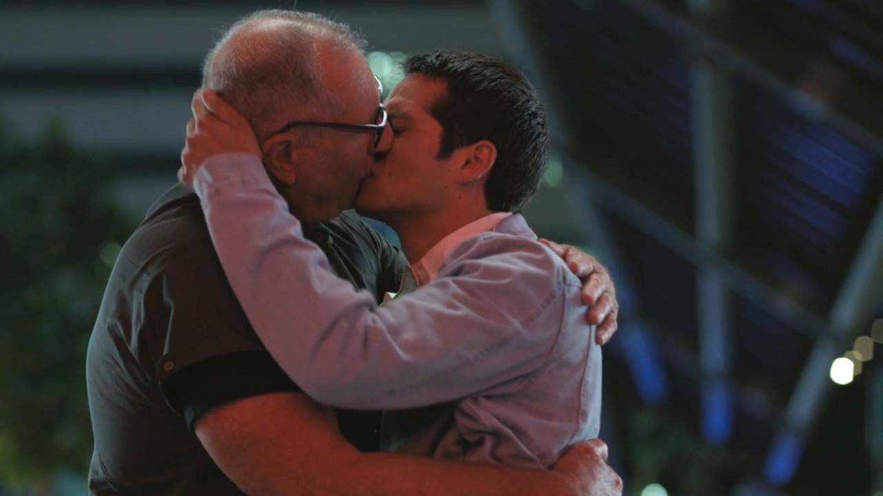 beso gay Dylan O'Brien