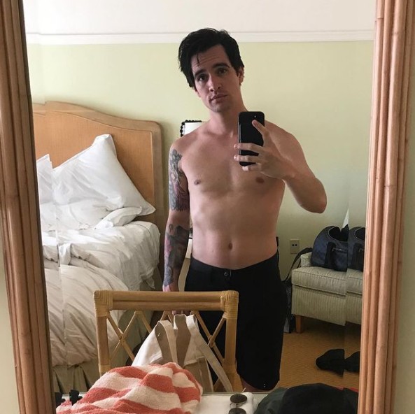 Brendon Urie sin playera.