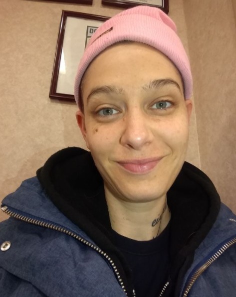 Asia Kate Dillon con gorro rosa.