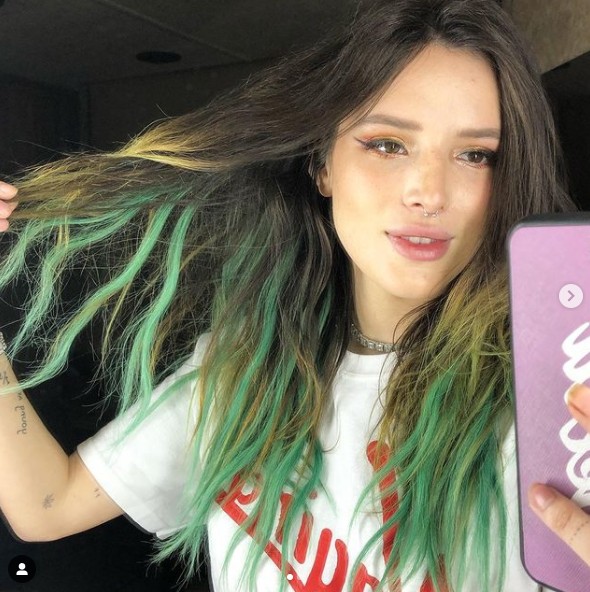 Bella Thorne con cabello verde.