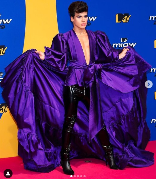 La divaza con vestido morado