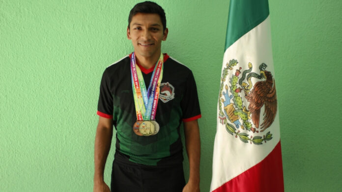 Nicolás Pineda zorros LGBT atleta México