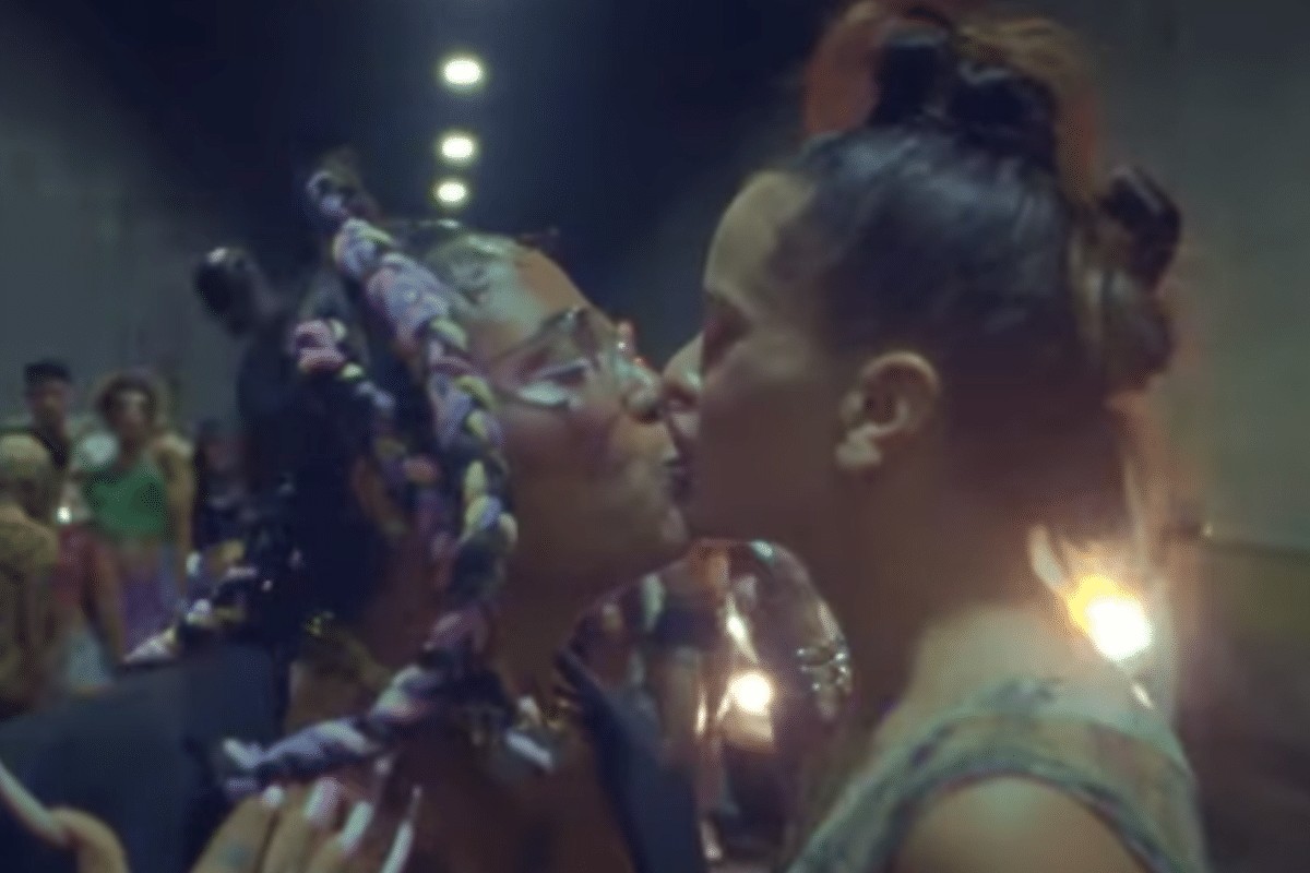 Rosalía le da un beso a Tokischa