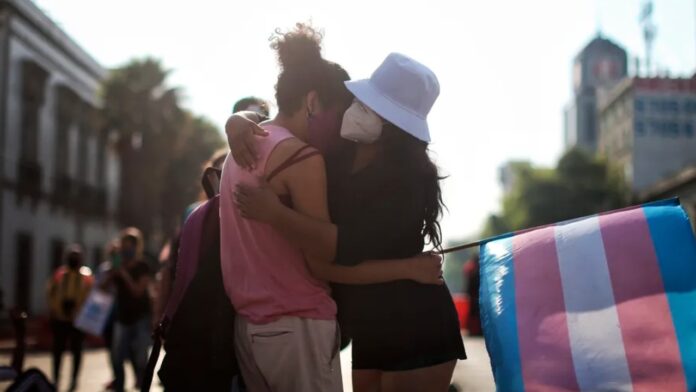 Trabajadoras sexuales trans de Mérida ganan amparo a alcalde Renán Barrera