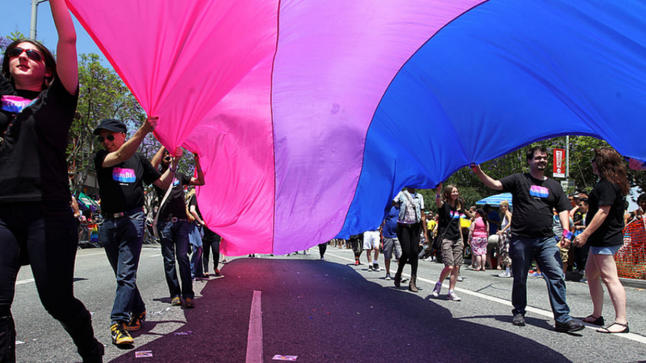 historia bandera orgullo bisexual magenta morada azul