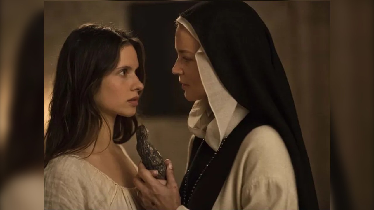 Benedetta-pelicula-vigen-maria-consilador (1) Película benedetta muestra escena donde usan a virgen María de consolador